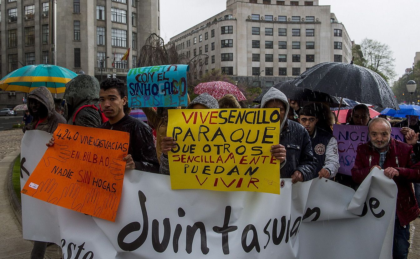 BesteBi plataformakoen manifestazioa, atzo, Bilbon. LUIS JAUREGIALTZO / FOKU.