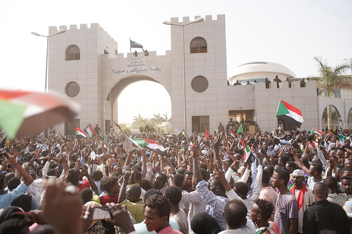 Protestak eta ospakizunak militarren egoitzaren sarreran, atzo, Khartumen. EFE.