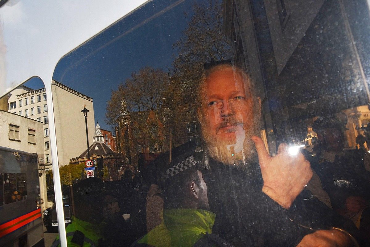 Julian Assange Wikileaks webgunearen burua Poliziaren ibilgailu batean auzitegira iristen, atzo, Londresen. STRINGER / EFE.