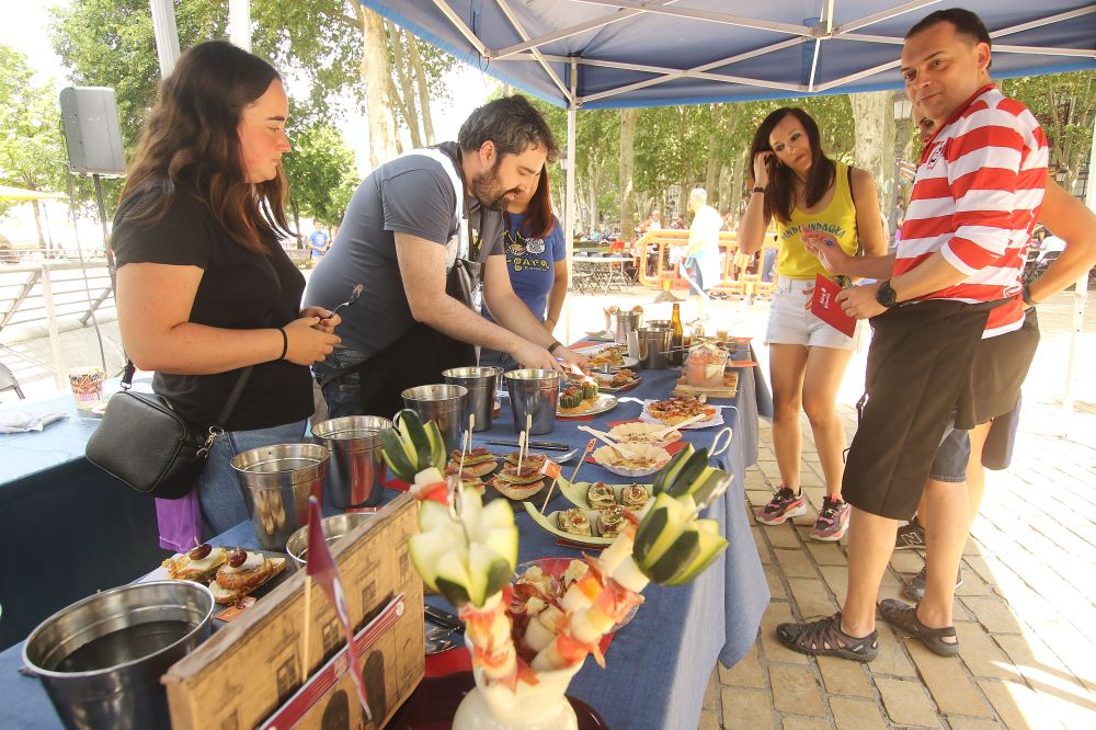 Pintxo txapelketa antolatu dute gaur Bilbon, Konpartsakide Egunean. OSKAR MATXIN EDESA / FOKU Pintxo txapelketa antolatu dute gaur Bilbon, Konpartsakide Egunean. OSKAR MATXIN EDESA / FOKU