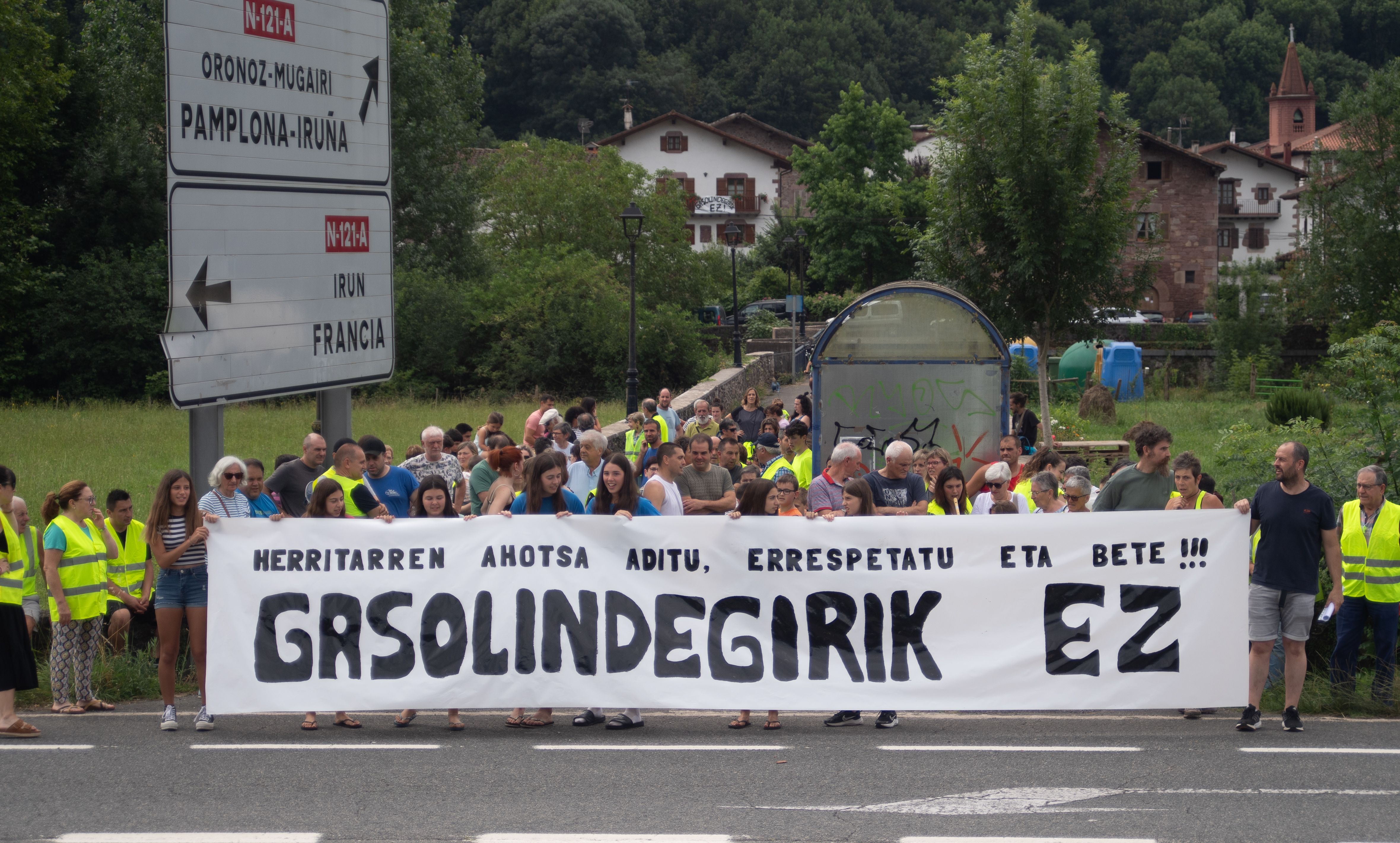 Bertizaranako herritarrak Legasako gasolindegi proiektuaren kontrako elkarretaratzean. JAGOBA MANTEROLA / foku