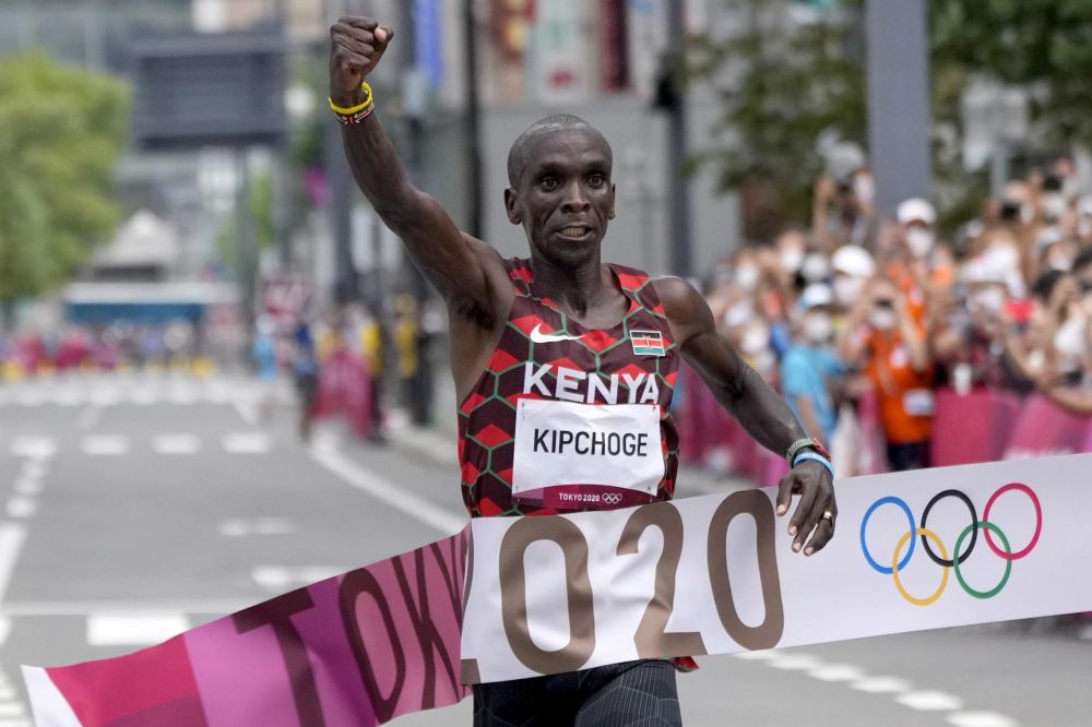 Eliud Kipchogek irabazi du maratoiko proba azken bi Olinpiar Jokoetan, irudian Tokioko jokoetan. KIMIMASA MAYAMA/EFE Eliud Kipchogek irabazi du maratoiko proba azken bi Olinpiar Jokoetan, irudian Tokioko jokoetan. KIMIMASA MAYAMA/EFE