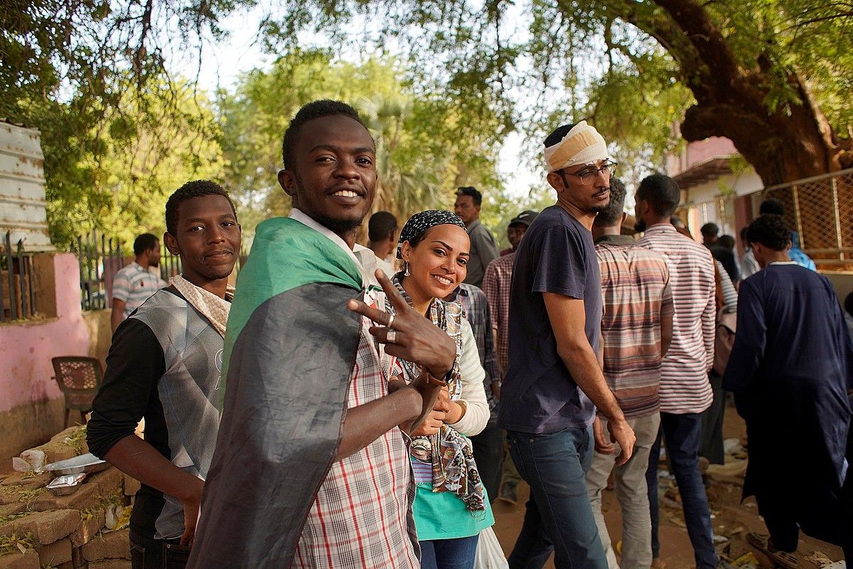 Hainbat pertsona, atzo Sudanen egindako protesta batean. EFE.