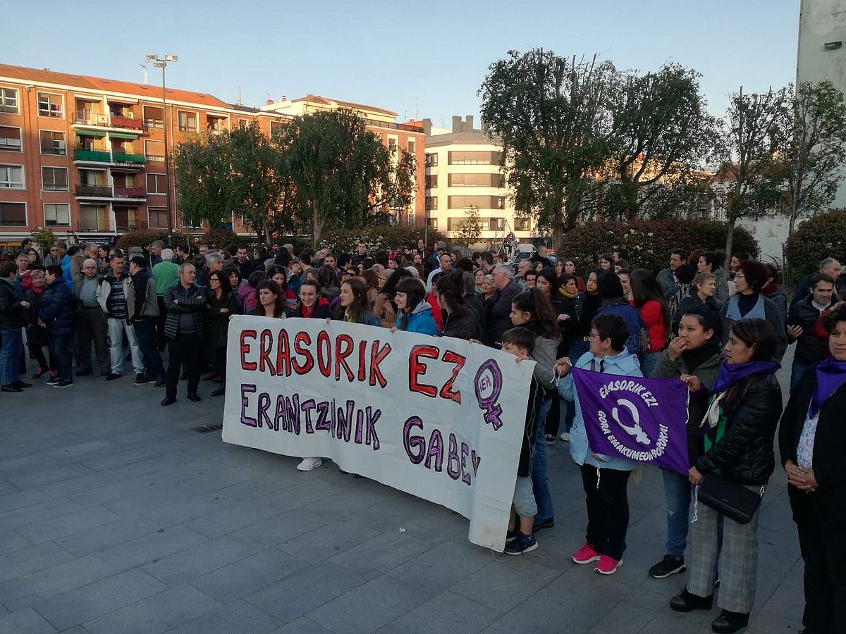 Erasoa salatzeko protesta, Getxon, atzo. BERRIA.