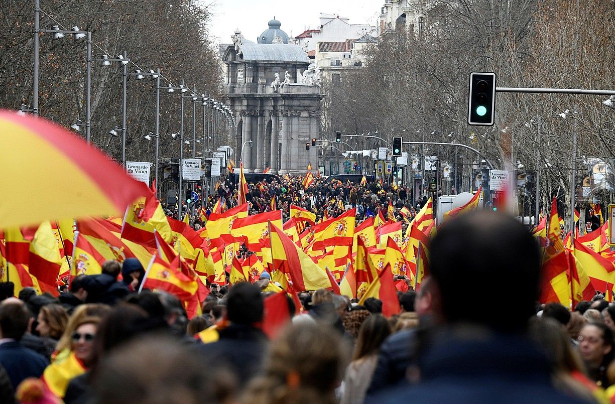 Joan den otsailaren 10ean PPk, Ciudadanosek eta Voxek Madrilen egindako manifestazioaren argazkia. VICTOR LERENA / EFE. Joan den otsailaren 10ean PPk, Ciudadanosek eta Voxek Madrilen egindako manifestazioaren argazkia. VICTOR LERENA / EFE.