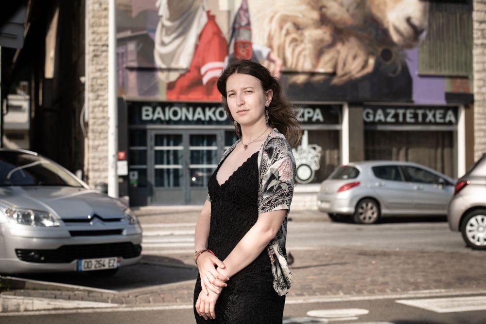Maddi Kintana, Baionako Zizpa gaztetxearen aurrean. PATXI BELTZAIZ Maddi Kintana, Baionako Zizpa gaztetxearen aurrean. PATXI BELTZAIZ