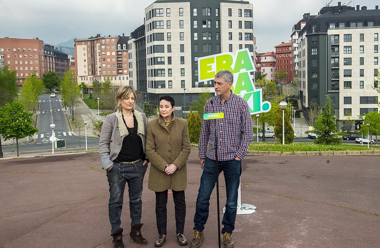 Bea Ilardia, Jone Goirizelaia eta Oskar Matute, atzo, Miribillan (Bilbo). MARISOL RAMIREZ / FOKU. Bea Ilardia, Jone Goirizelaia eta Oskar Matute, atzo, Miribillan (Bilbo). MARISOL RAMIREZ / FOKU.