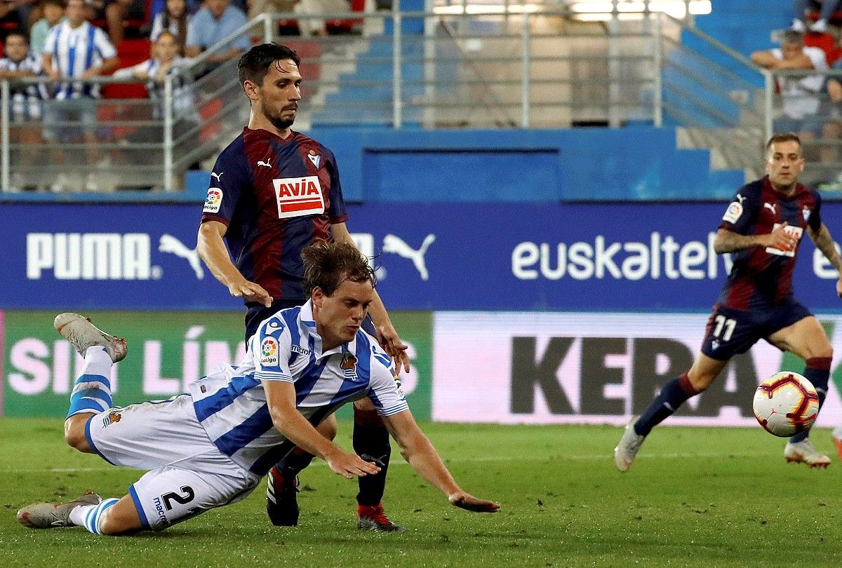 Paulo Oliveira eta Jon Bautista, lehian, Ipuruan, lehen itzulian. JAVIER ETXEZARRETA / EFE.