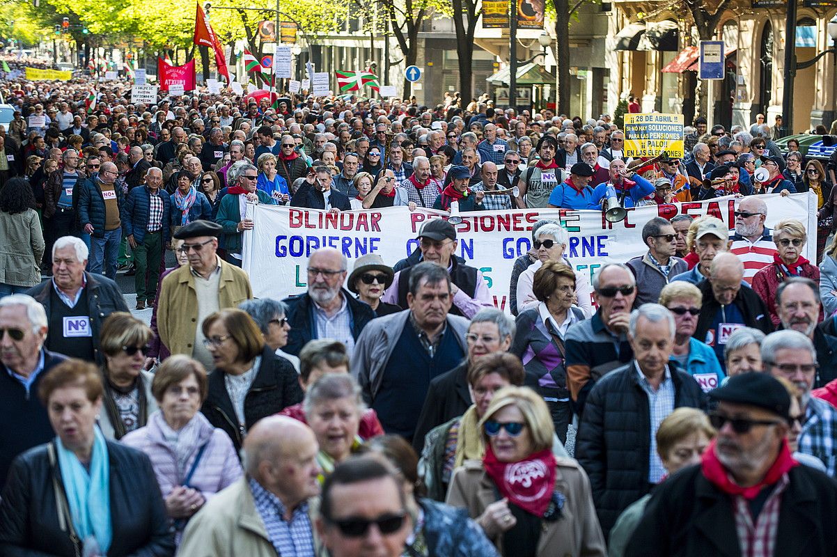 Pentsiodunen manifestazioa, atzo, Bilbon. MARISOL RAMIREZ / FOKU.