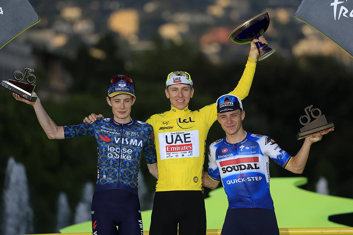 Vingegaard, Pogacar eta Evenepoel Nizako podiumean, gaur. GUILLAUME HORCAJUELO / EFE
