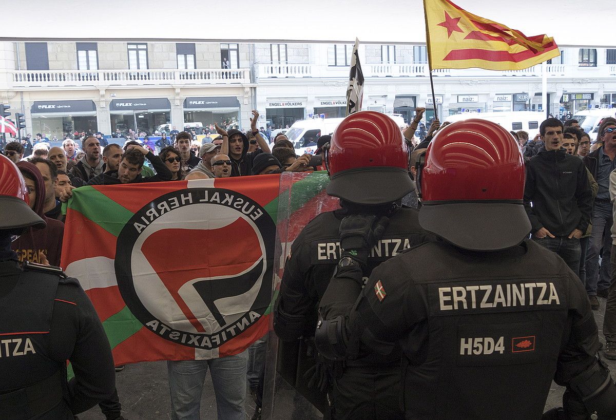 Hainbat antifaxista, atzo, Donostian, Kursaal atarian Voxen ekitaldia zela eta, Ertzaintza aurrean zutela. A. CANELLADA/ FOKU.