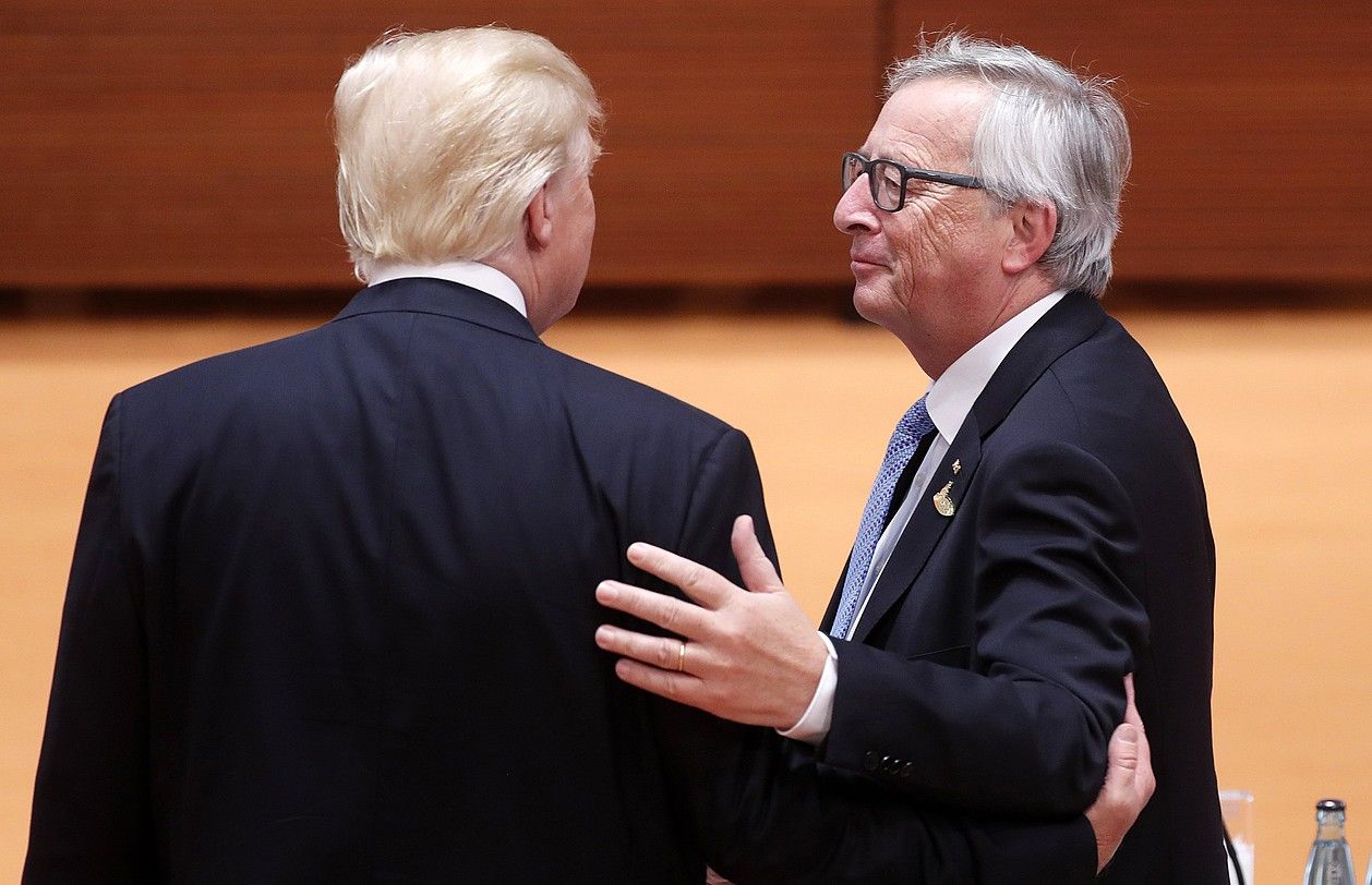 Donald Trump AEBetako presidentea eta Jean-Claude Juncker Europako Batzordeko presidentea, Hanburgon, 2017ko uztailean. FELIPE TRUEBA / EFE.