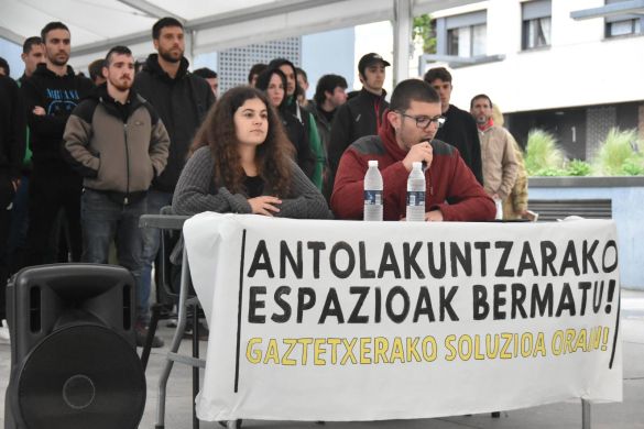 Gaztetxearen aldeko prentsaurrekoa, Burlatan, iazko maiatzaren 11n. B.G. Gaztetxearen aldeko prentsaurrekoa, Burlatan, iazko maiatzaren 11n. B.G.
