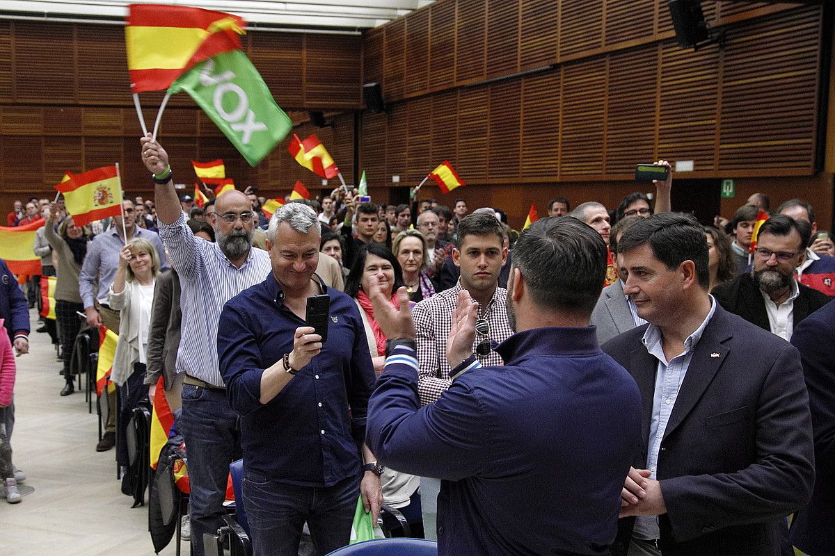 Santiago Abascal, bizkarrez, larunbatean Donostian eginiko ekitaldian, hara joandakoak agurtzen. Ondoan, Juan de Dios Davila. MAIALEN ANDRES / FOKU.