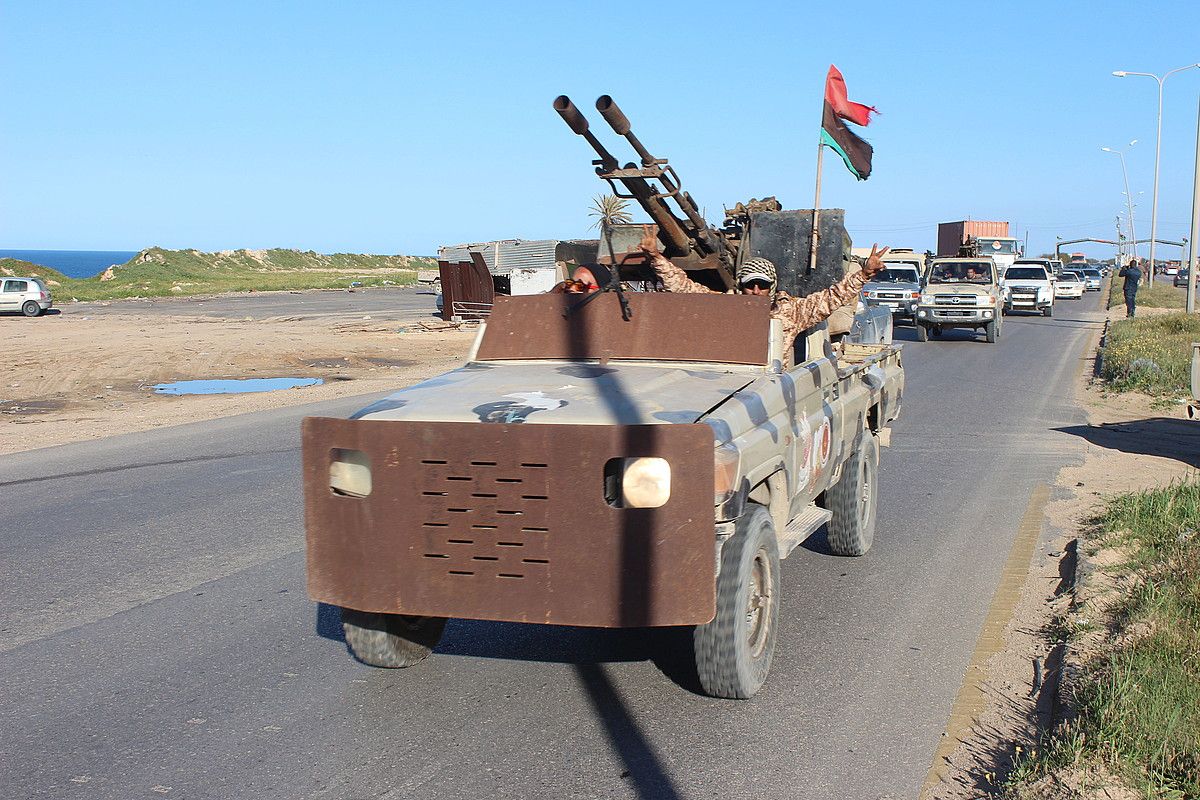 Tripoliko gobernuaren aldeko milizianoak Haftarren indarren aurkako frontera joaten, joan den astean. EFE.
