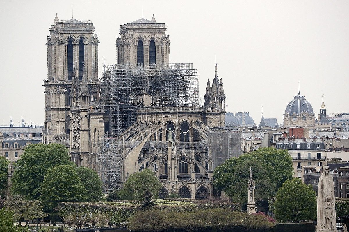 Notre Dame katedrala, atzo, sutearen ostean. CHRISTOPHE PETIT TESSON / EFE.