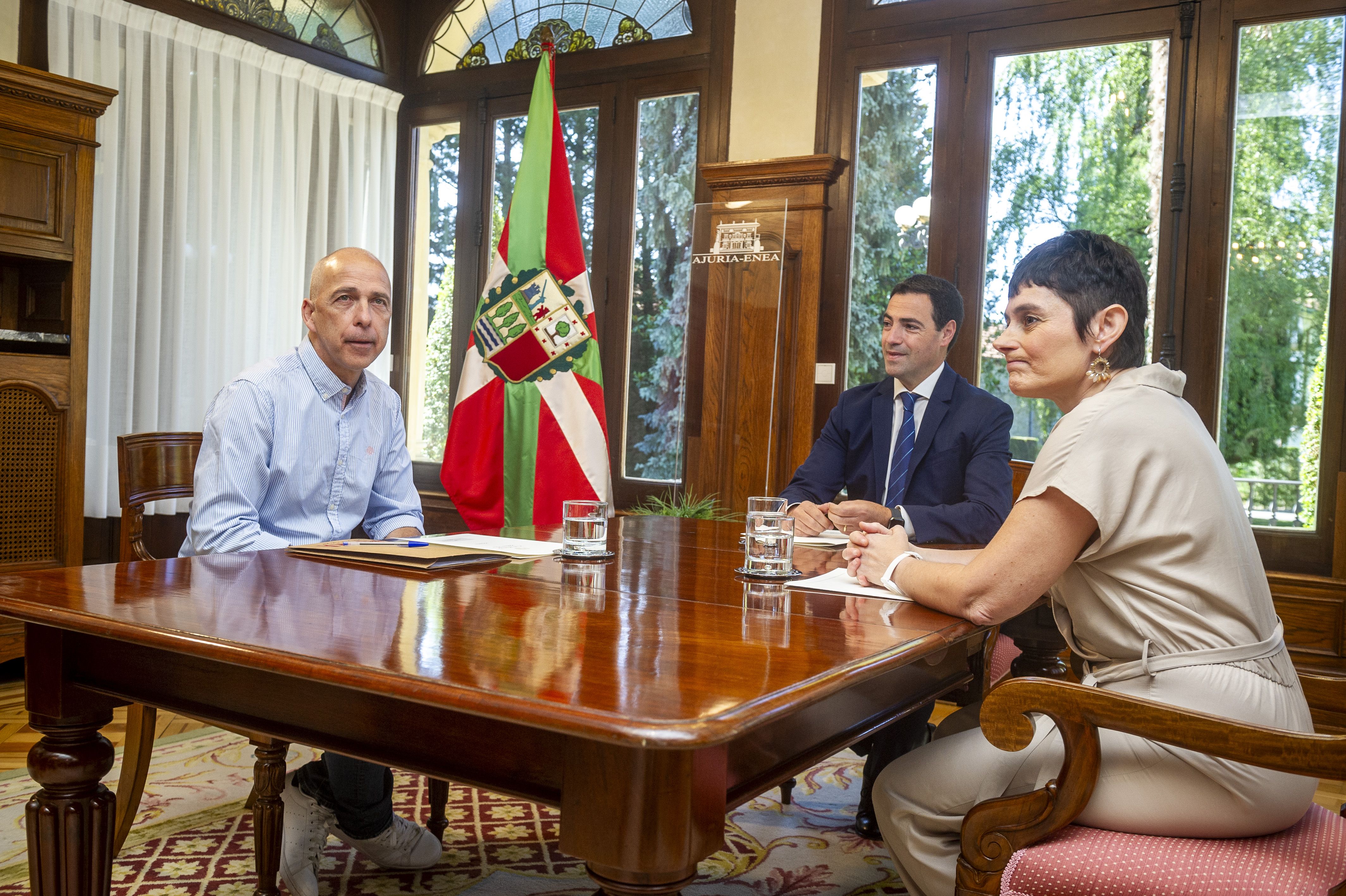 LABeko ordezkarien eta Imanol Pradales lehendakariaren arteko bilera, Ajuriaenean, gaur goizean. JAIZKI FONTANEDA / FOKU