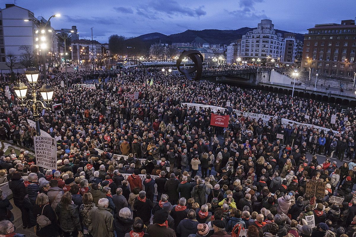 Pentsioen borroka. Milaka pertsona atera dira kalera pentsio publiko eta duinak eskatzeko. ARITZ LOIOLA / FOKU.