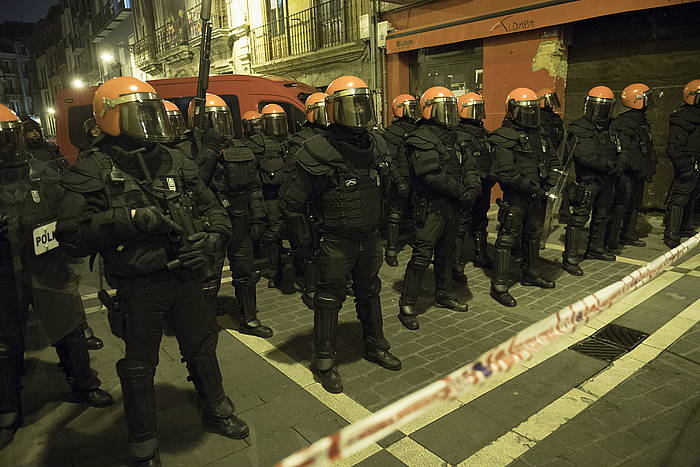 Forzaingoaren dispositiboa, Iruñeko alde zaharrean, joan den asteartean Maravillas gaztetxearen husteagatik izan ziren protesten aurrean. JAGOBA MANTEROLA, FOKU