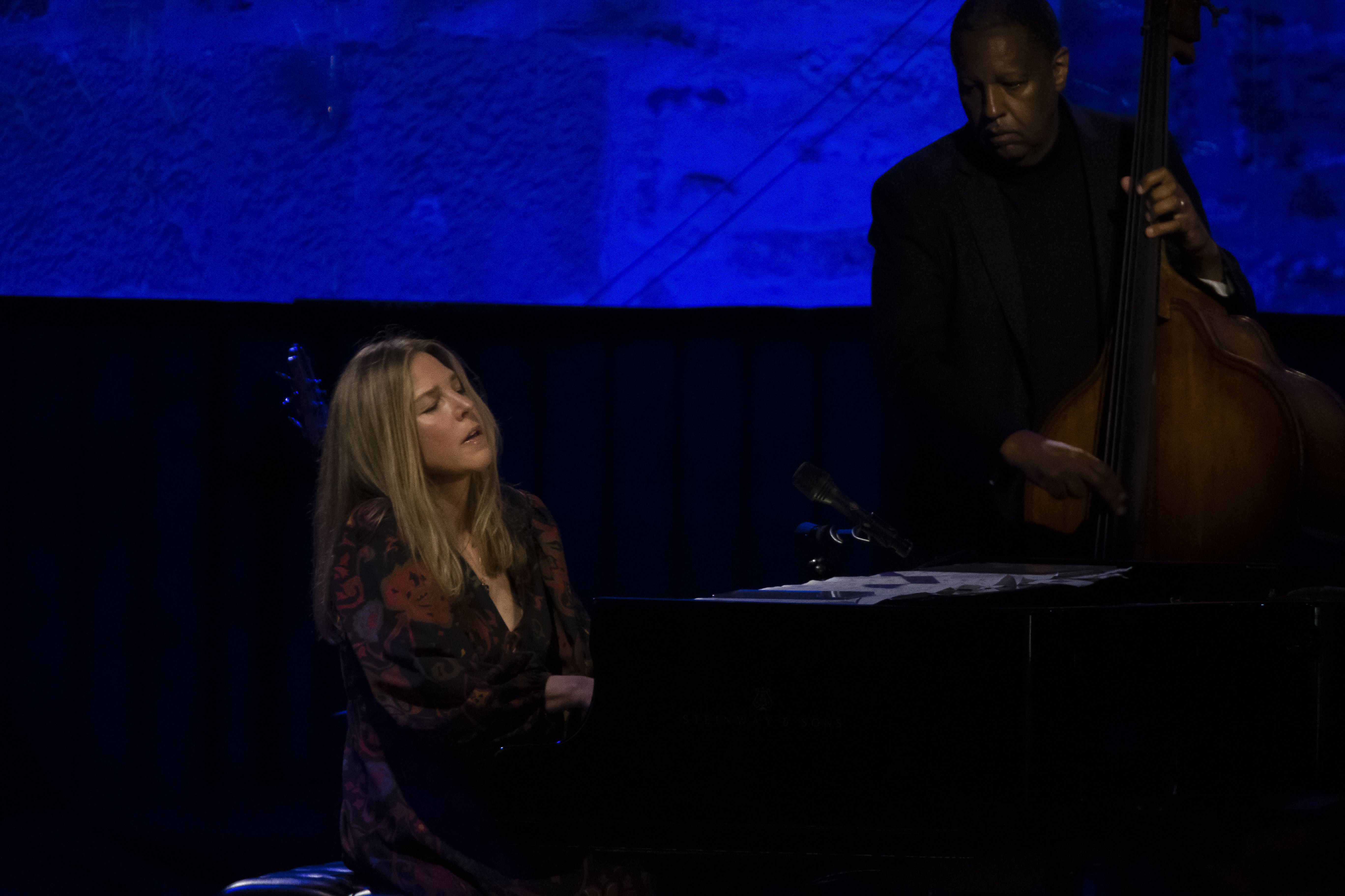 Diana Krall, orain bi urte Trinitate plazan emandako kontzertuan, Donostiako Jazzaldian. JAVIER ETXEZARRETA / EFE