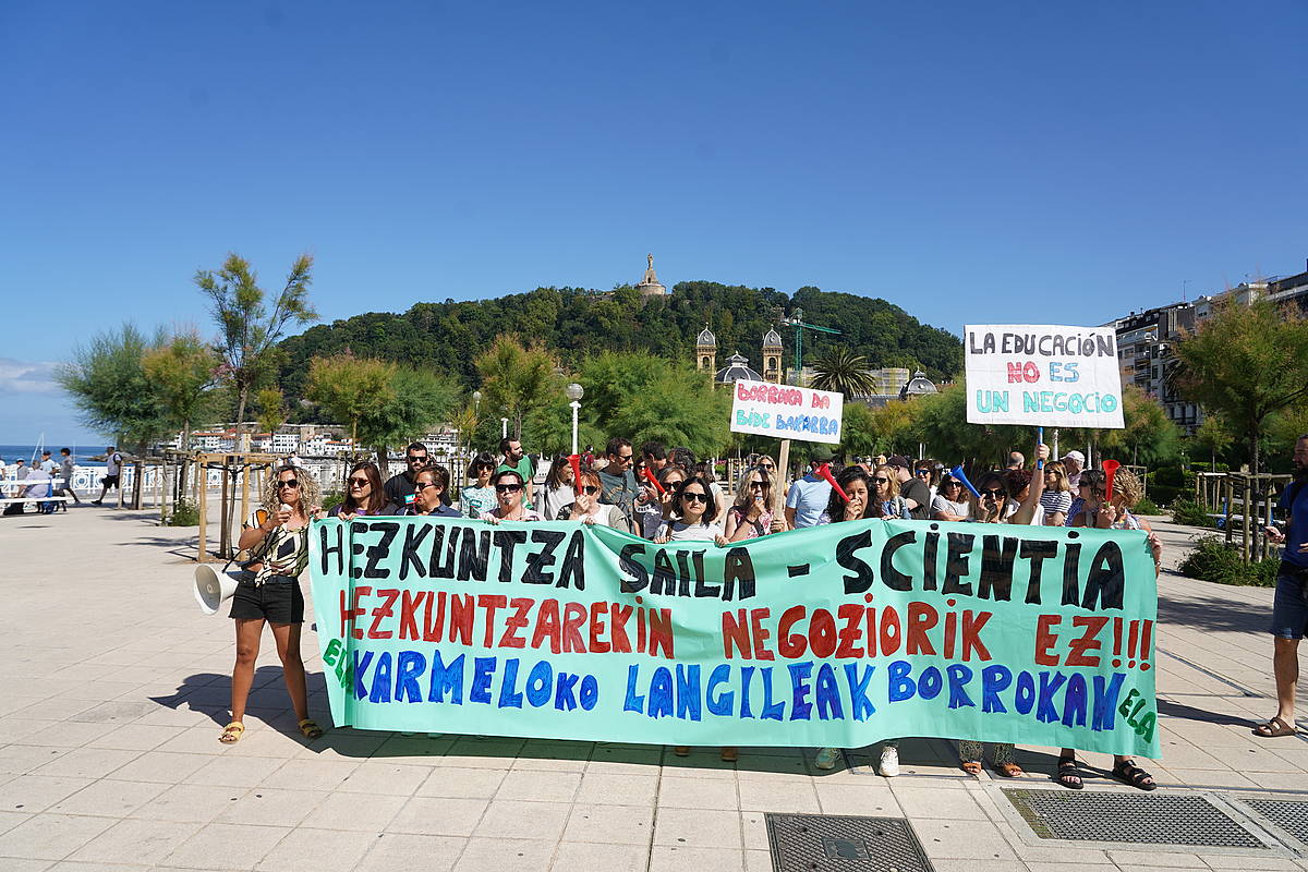 Karmelo ikastetxeko langileak protestan, gaur. JON URBE / FOKU