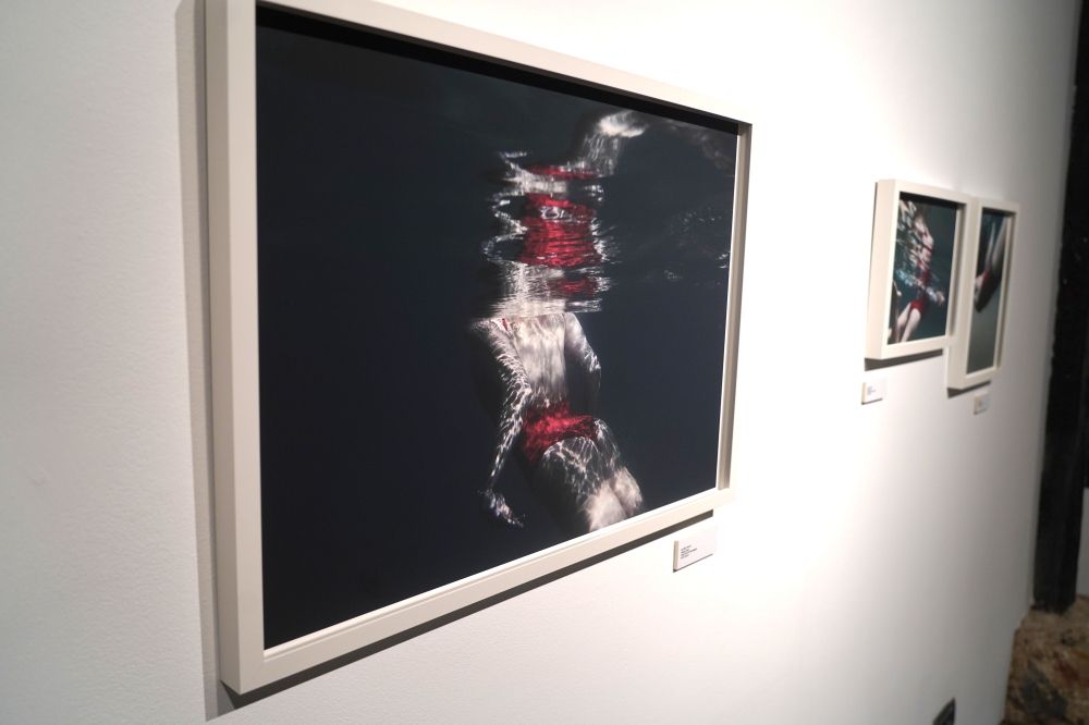 'Sirenak' erakusketako obra bat Donostiako Okendo kultur etxean 'Sirenak' erakusketako obra bat Donostiako Okendo kultur etxean