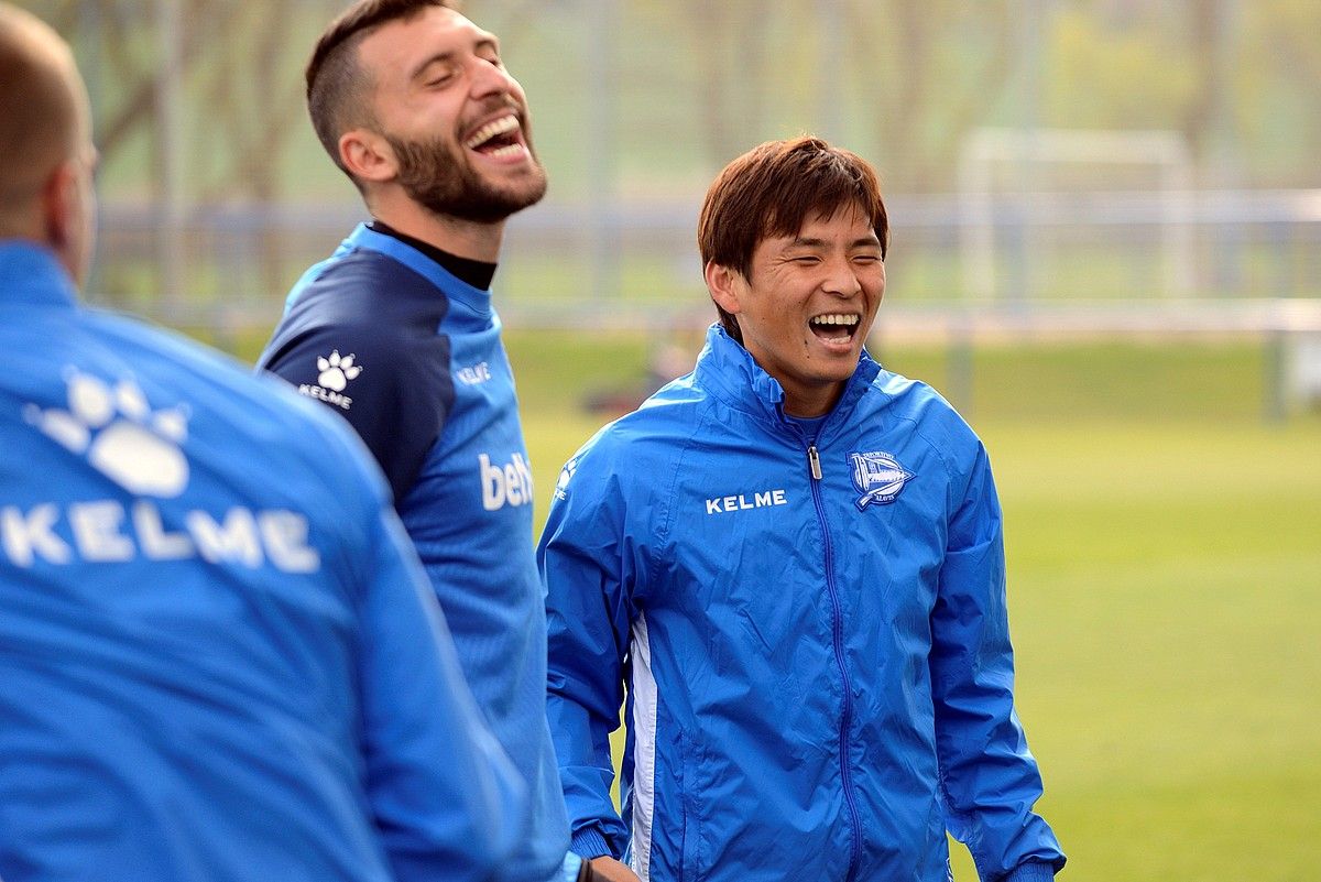 Borja Baston eta Takashi Inui Alaveseko jokalariak, barrezka, taldearen entrenamendu batean. ADRIAN RUIZ DE HIERRO / EFE.