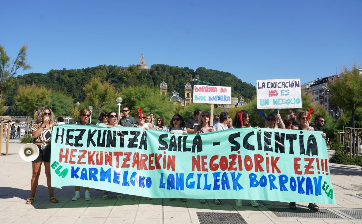 Donostiako Scientia Karmeloko langileak protestan, iaz, Donostian. JON URBE / FOKU