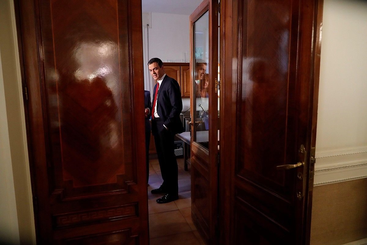 Pedro Sanchez Espainiako gobernuburua, iazko ekainaren 18an, Madrilen, TVEko elkarrizketan. JUANJO MARTIN / EFE. Pedro Sanchez Espainiako gobernuburua, iazko ekainaren 18an, Madrilen, TVEko elkarrizketan. JUANJO MARTIN / EFE.