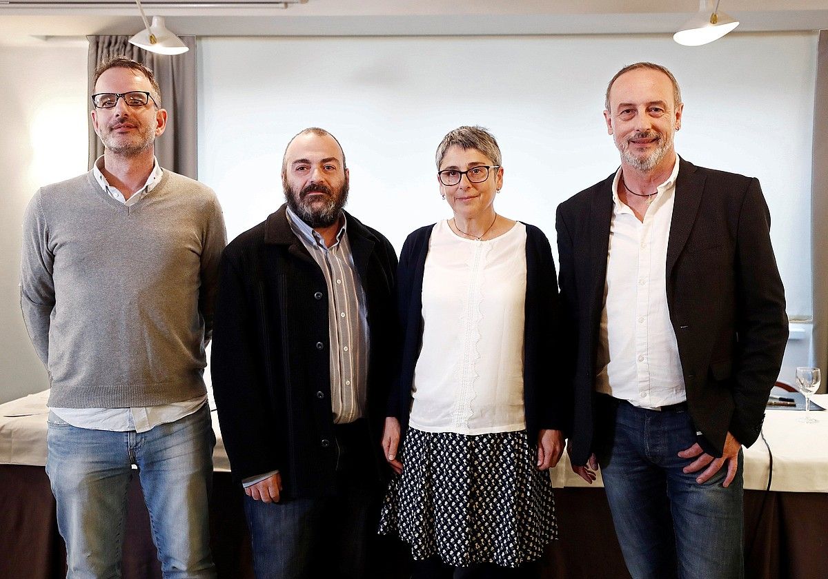 Iñaki Bernal, Ricardo Feliu, Anika Lujan eta Arturo Goldarazena Aldaketa koalizioko kideak, martxoaren 26an, Iruñean. JESUS DIGES / EFE.