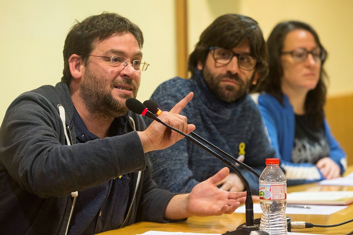 Albano Dante Fachin Front Republica koalizioko zerrendaburua —ezkerrean—, alboan Guillem Fuster (Poble Lliure) eta Muriel Rovira Esteva dituela (Pirates de Catalunya), Front Republica aurkezten, martxoaren 15ean. QUIQUE GARCIA / EFE.