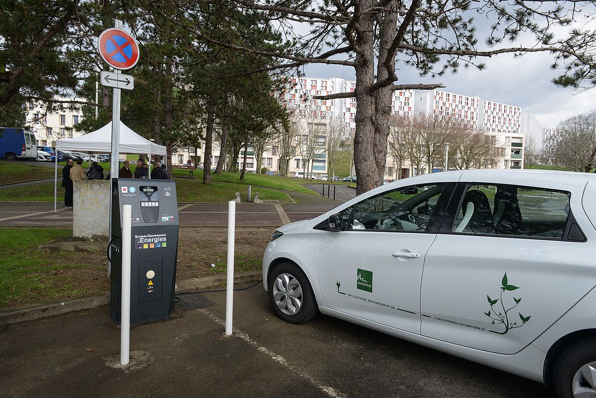 Auto elektrikoentzako kargaleku bat, Baionan. ISABELLE MIQUELESTORENA.