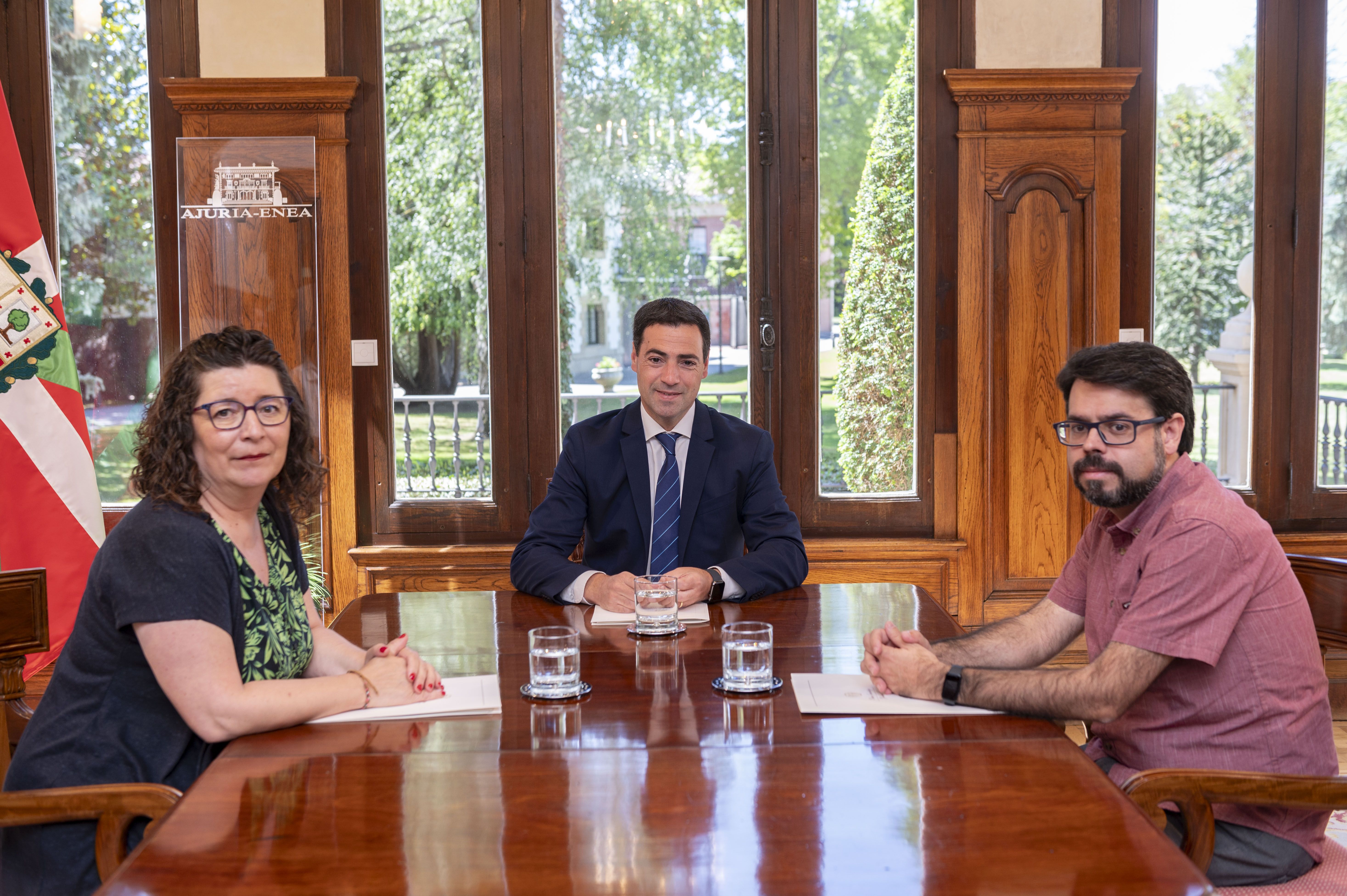 Imanol Pradales eta CCOOko ordezkariak: Loli Garcia idazkari nagusia eta Iñigo Garduño zerbitzu publikoetako idazkaria. GAIZKA UCEDA