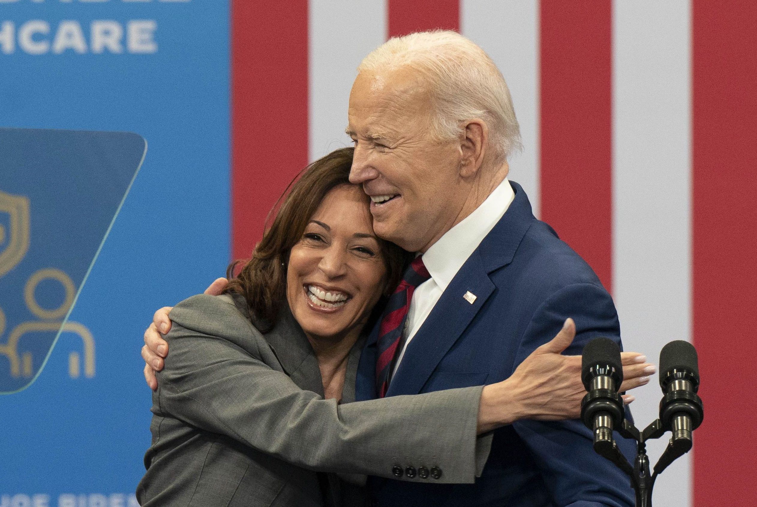 Kamala Harris AEBetako presidenteordea, ezkerrean, eta Joe Biden AEBetako presidentea, eskuinean, iragan martxoan, Ipar Carolinan. ALLISON JOYCE/EFE