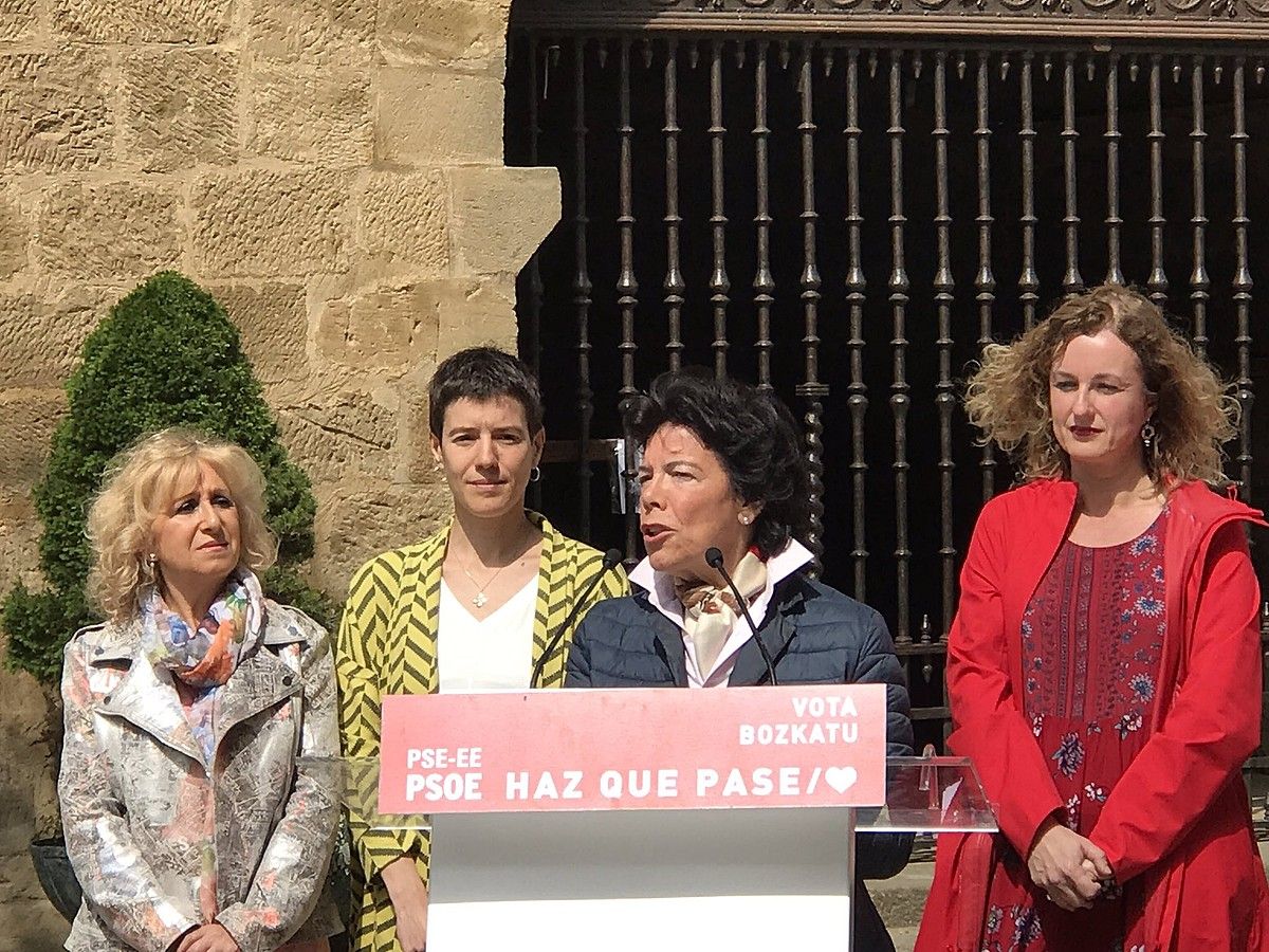 Isabel Zelaa Espainiako Gobernuko bozeramailea eta PSEko Arabako hautagaia atzo, Guardian (Araba). BERRIA. Isabel Zelaa Espainiako Gobernuko bozeramailea eta PSEko Arabako hautagaia atzo, Guardian (Araba). BERRIA.