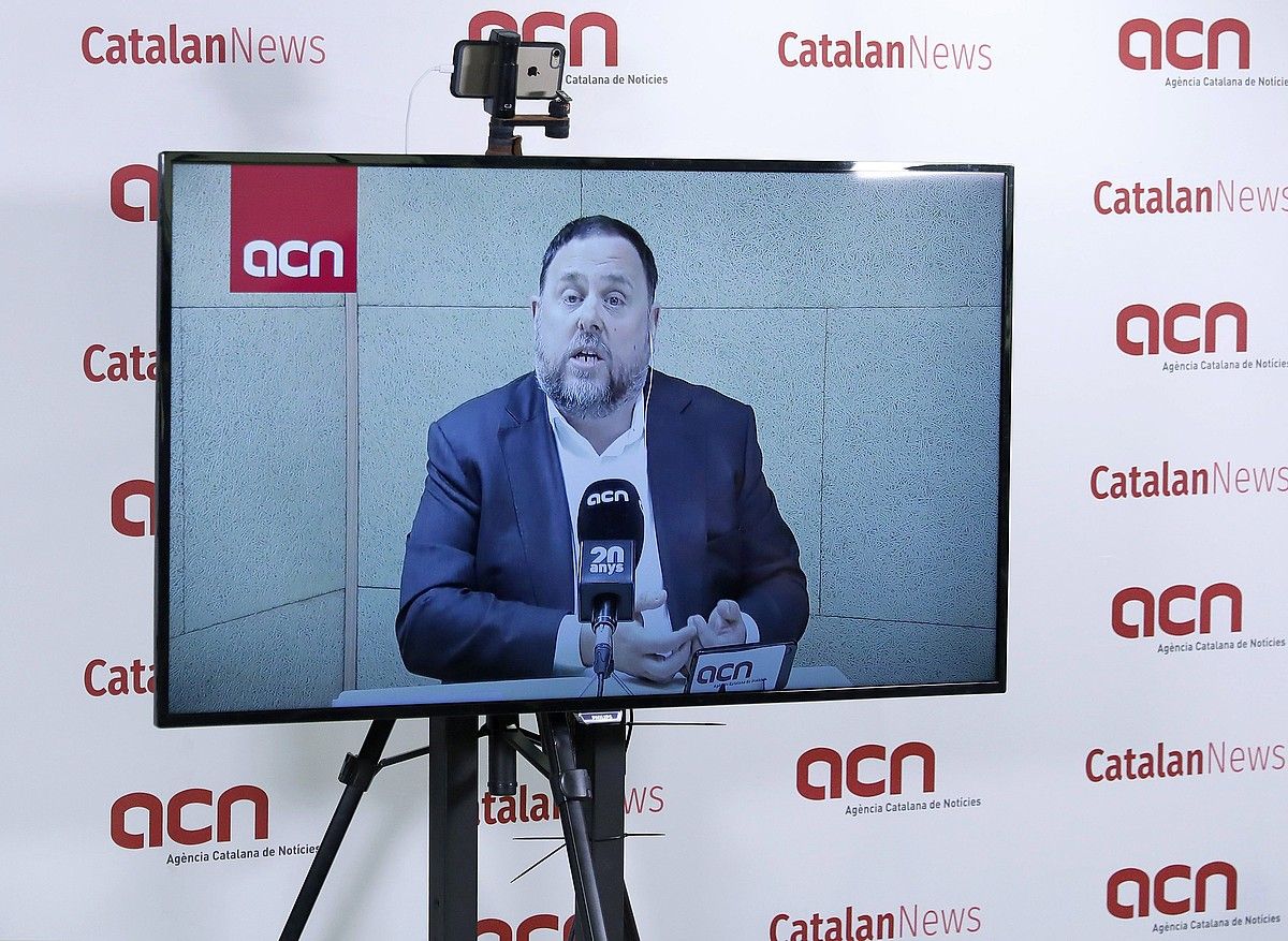 Oriol Junqueras Kataluniako buruzagi independentista espetxeratua eta ERCko hautagaia, ostiralean. ANDREU DALMAU / EFE. Oriol Junqueras Kataluniako buruzagi independentista espetxeratua eta ERCko hautagaia, ostiralean. ANDREU DALMAU / EFE.