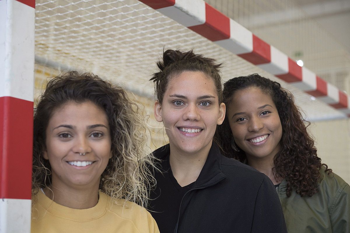 Adriana Cardoso, Renata Arruda eta Priscila dos Santos Bera Berako jokalariak, Bidebietan. JUAN CARLOS RUIZ / FOKU.