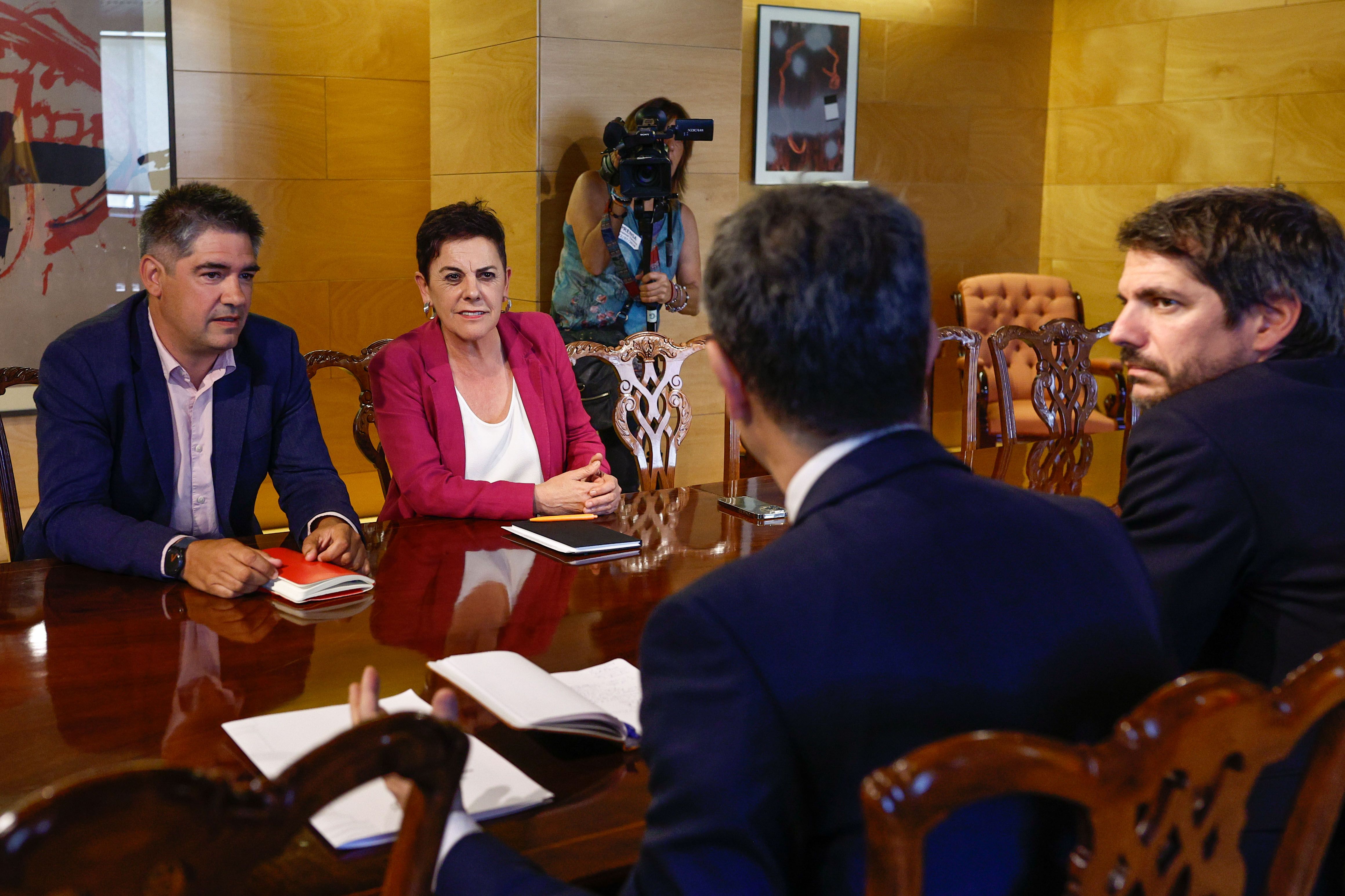 Gorka Elejabarrieta eta Mertxe Aizpurua EH Bilduko kideak, Felix Bolaños eta Ernest Urtasun ministroekin, gaur, Madrilen. RODRIGO JIMENEZ / EFE