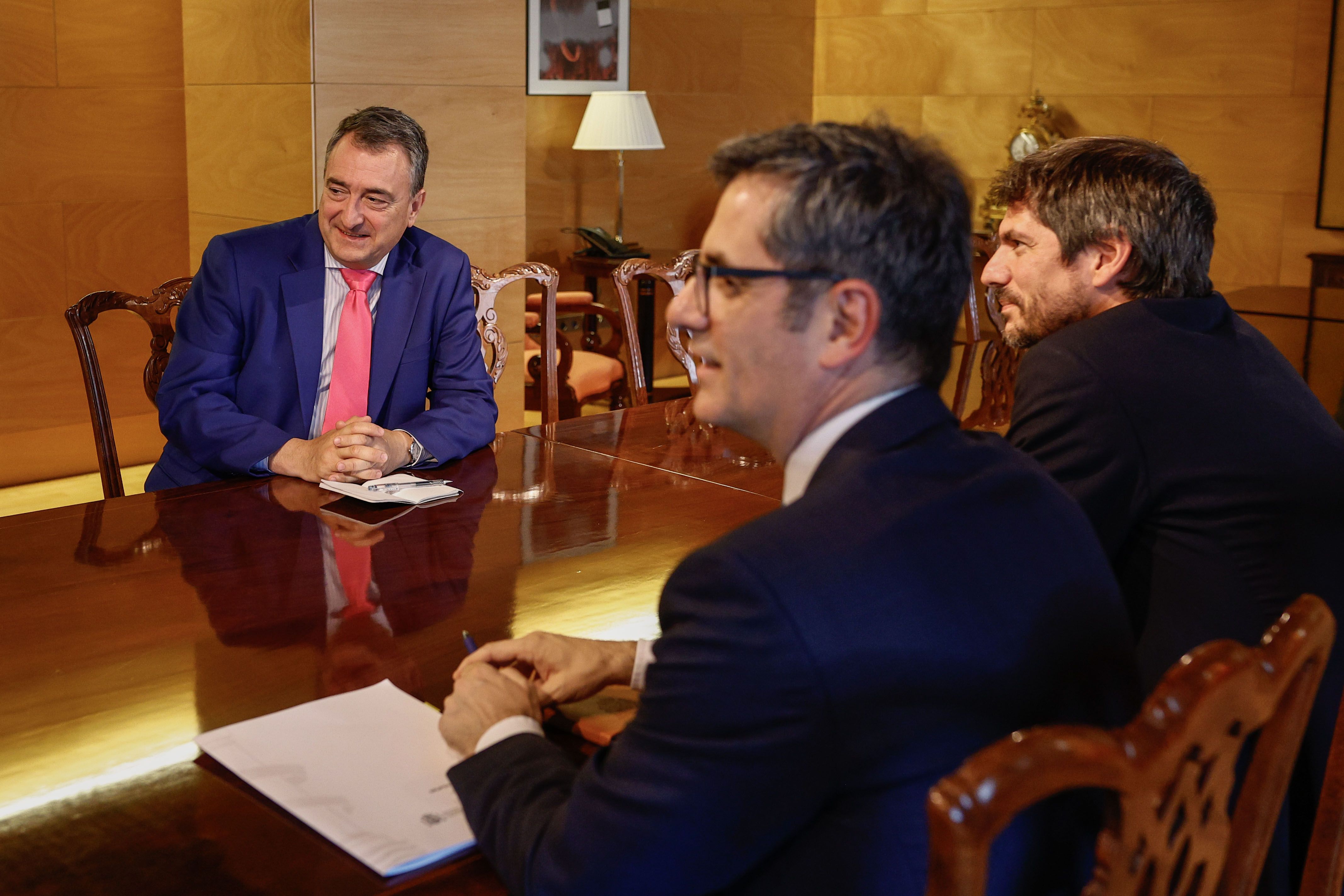 Aitor Esteban jeltzalea, Bolaños eta Urtasun ministroekin. RODRIGO JIMENEZ / EFE Aitor Esteban jeltzalea, Bolaños eta Urtasun ministroekin. RODRIGO JIMENEZ / EFE