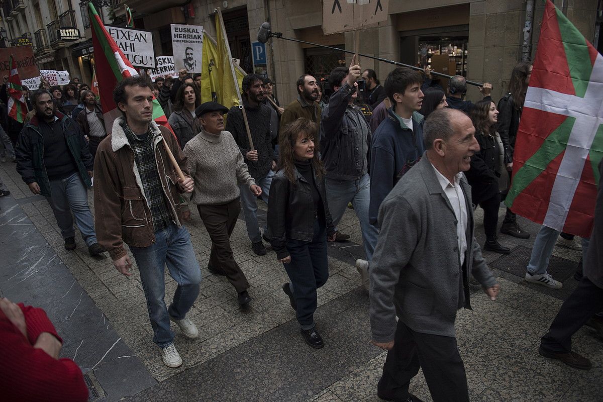 Fikziozko manifestazio bat grabatu zuten atzo Donostiako Parte Zaharrean. JUAN CARLOS RUIZ / FOKU.