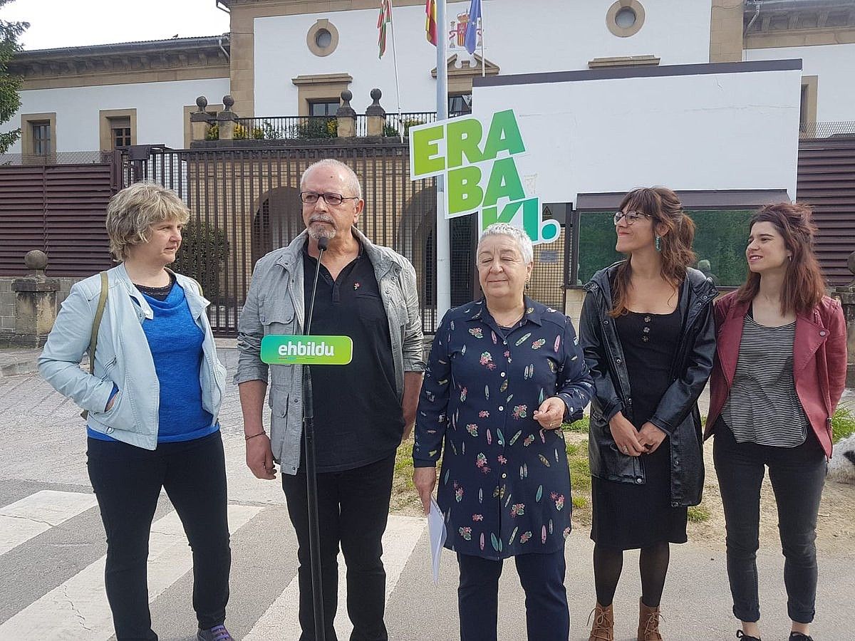 EH Bilduko hautagaiak, atzo, Martutenen. BERRIA. EH Bilduko hautagaiak, atzo, Martutenen. BERRIA.