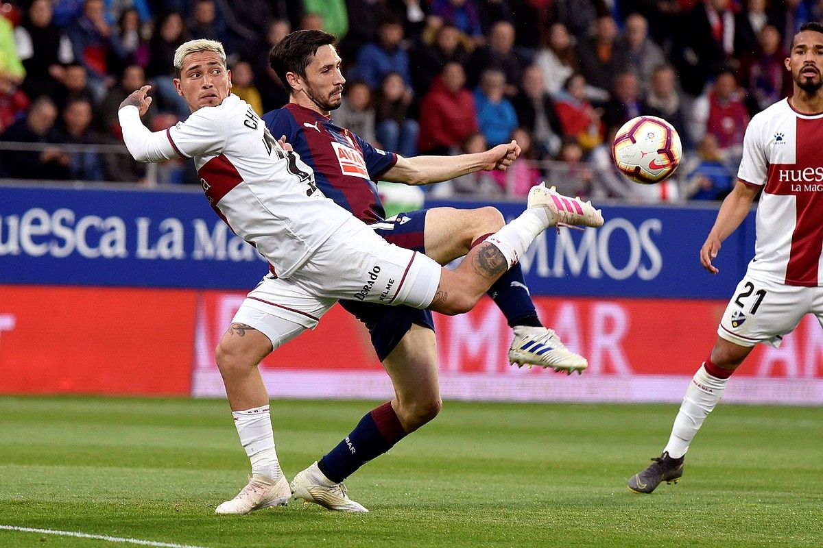 Huescako Chimy Avila eta Eibarreko Paulo Oliveira baloia lortzeko lehian, atzoko partidan. JAVIER BLASCO / EFE. Huescako Chimy Avila eta Eibarreko Paulo Oliveira baloia lortzeko lehian, atzoko partidan. JAVIER BLASCO / EFE.