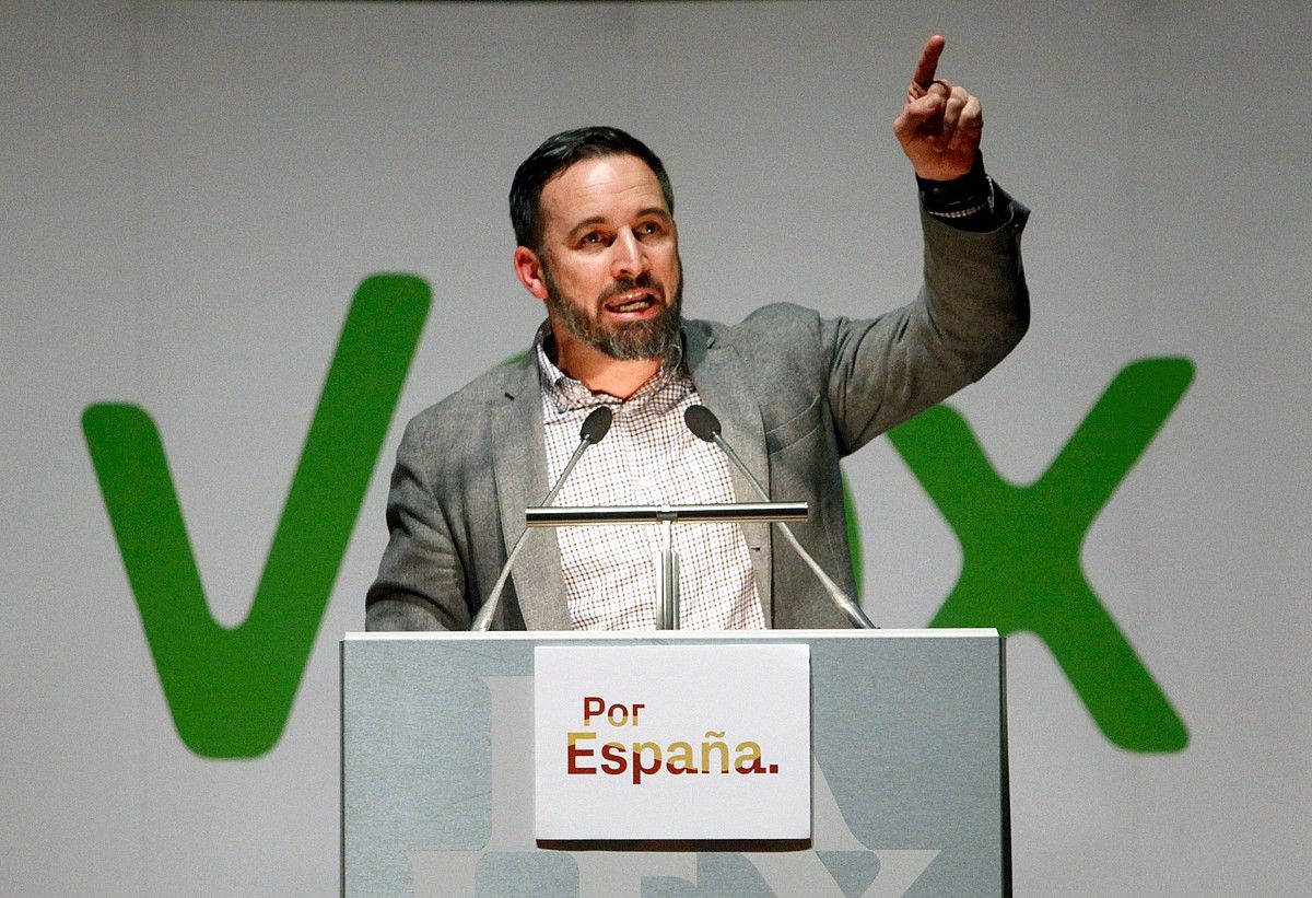 Santiago Abascal Voxeko hautagaia, astelehenean, Coruñan, Galizian. CABALAR / EFE.