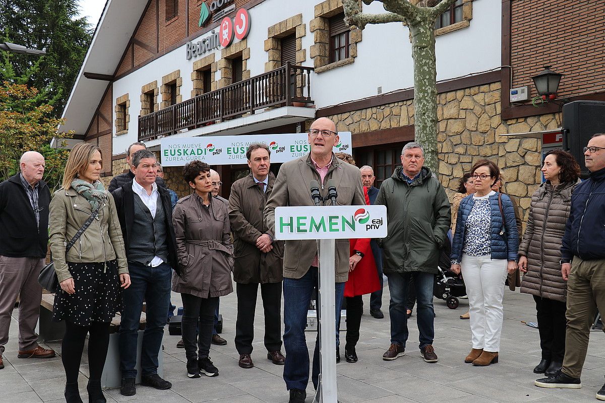 Joseba Agirretxea EAJko diputatugaia, hainbat hautagai eta alderdikiderekin, atzo, Beasaingo tren estazioan. BERRIA. Joseba Agirretxea EAJko diputatugaia, hainbat hautagai eta alderdikiderekin, atzo, Beasaingo tren estazioan. BERRIA.
