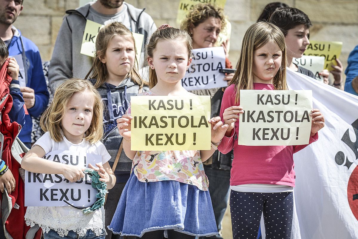 Iazko apirilean Sarako ikasle eta gurasoek eginiko protesta bat. I. MIQUELESTORENA.