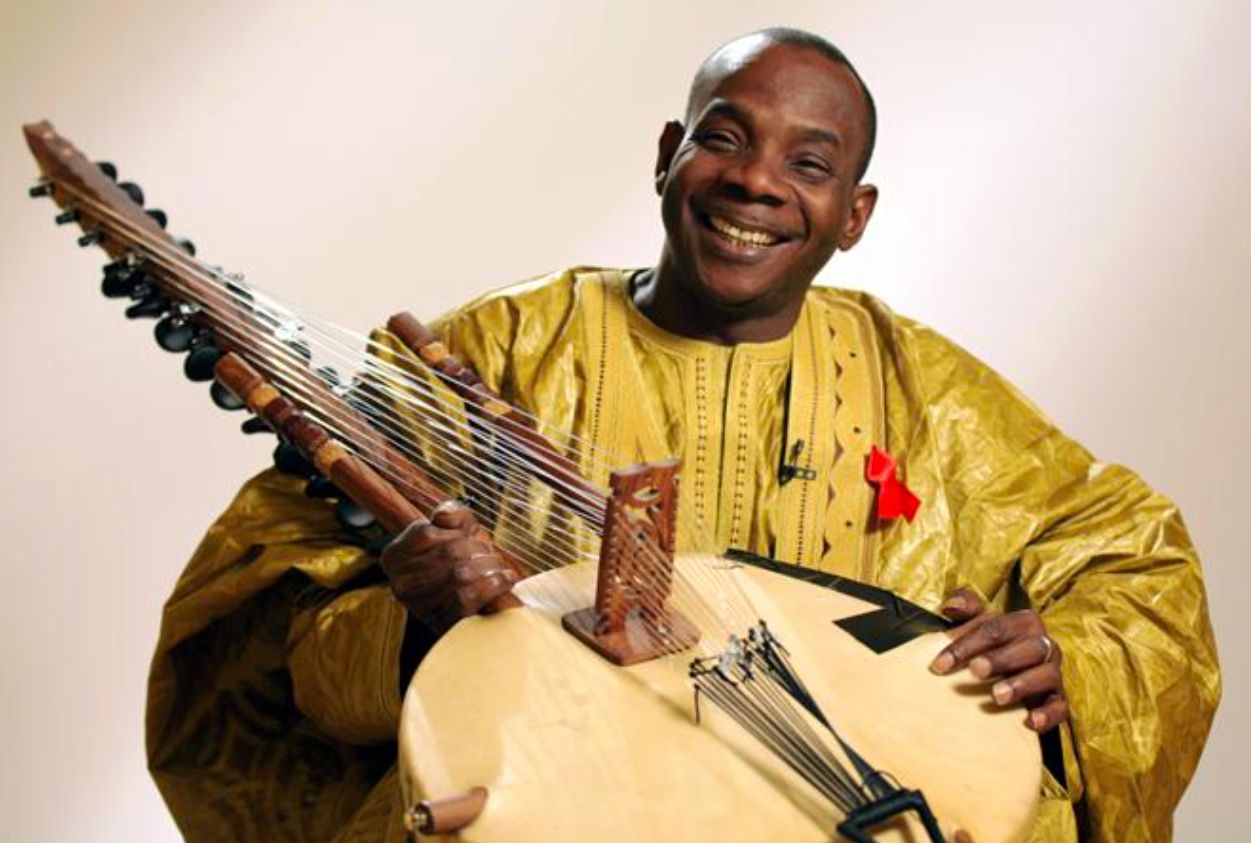 Toumani Diabate musikaria kora instrumentua eskuetan duela. BERRIA