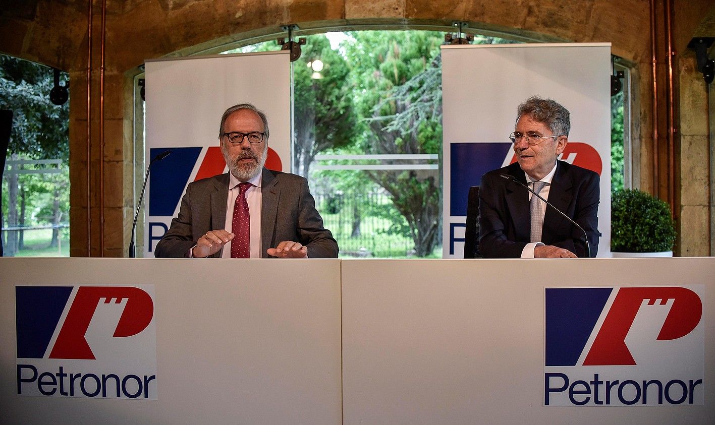 Jose Gregorio Luque Petronorreko kontseilari ordezkari berria, Emiliano Lopez Atxurrarekin. MIGUEL TOÑA / EFE. Jose Gregorio Luque Petronorreko kontseilari ordezkari berria, Emiliano Lopez Atxurrarekin. MIGUEL TOÑA / EFE.