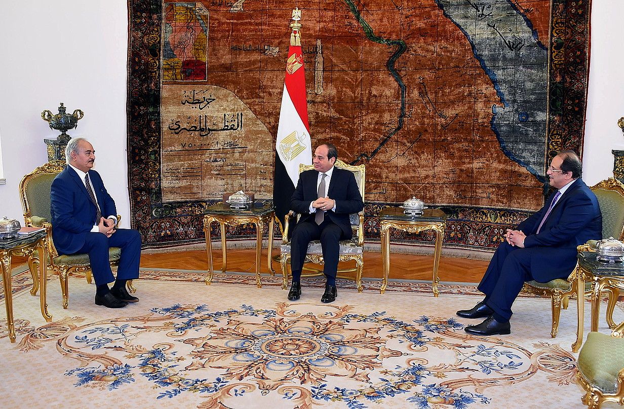 Abdelfatah al-Sisi Egiptoko presidentea, hilaren 14an, Kairon, alboan dituela Khalifa Haftar Libiako Armada Nazionaleko buruzagia eta Abbas Kamel Egitoko Zerbitzu Sekretuetako burua. EFE.