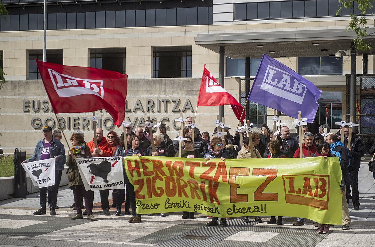 LABek elkarretaratzea egin zuen atzo Eusko Jaurlaritzaren aurrean, Txus Martin askatzeko eskatzeko. IHANA IRIONDO / FOKU.