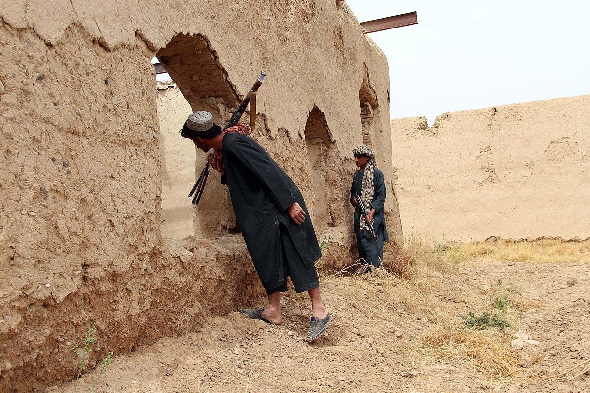 Afganistango milizia bateko kideak talibanen kontrako operazio batean, martxoan, Helmanden. WATAN YAR / EFE.